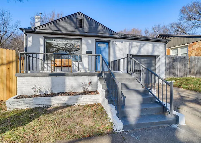 Lovely Vacation ~ 3 Mi To Downtown! Holiday home *