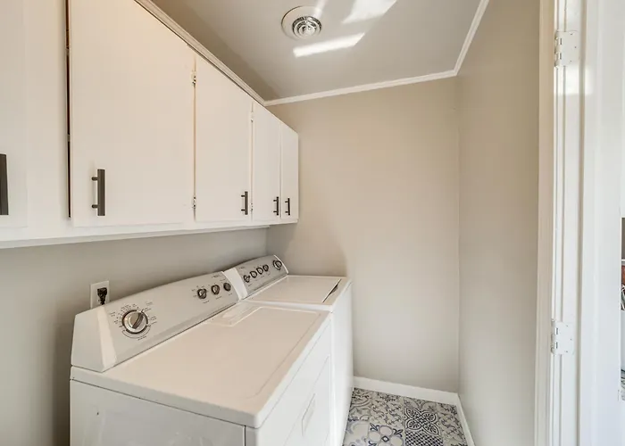 Lovely Vacation ~ 3 Mi To Downtown! Holiday home *